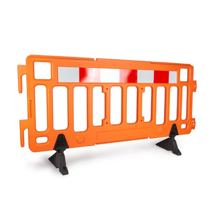 Oranje veiligheidshek opgesteld op een bouwplaats om een ​​gevaarlijk gebied af te bakenen. Product Proffix
